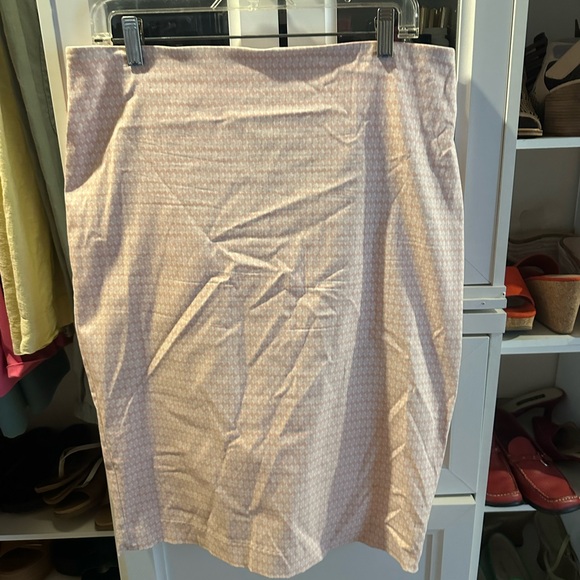 Cute Pink and White skirt, perfect for the office. Or just cute summer look. - Picture 2 of 3